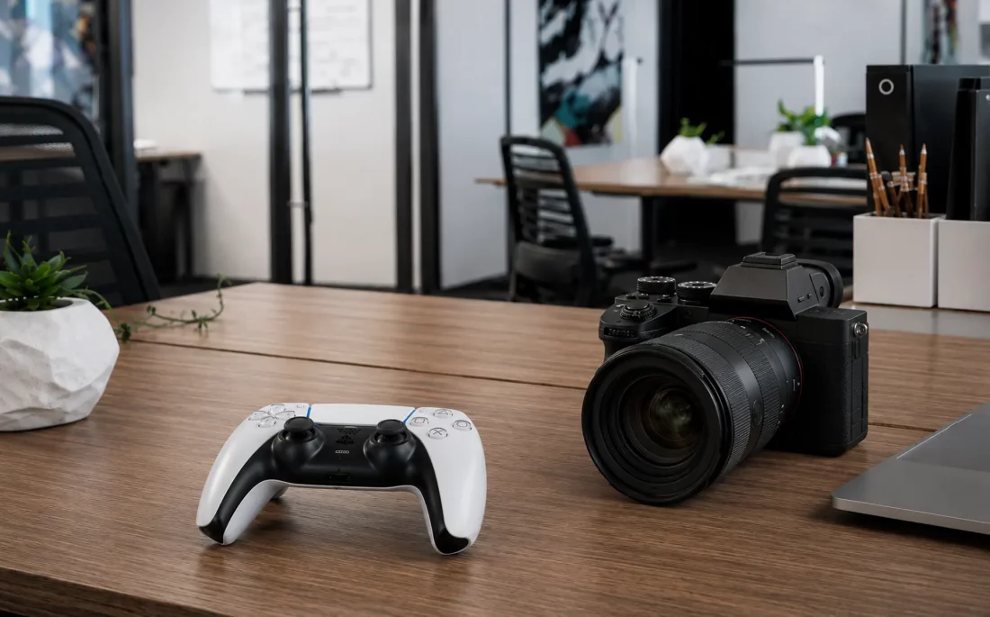 Photorealistische 3D-Innenraumvisualisierung einer Nahaufnahme auf einem Schreibtisch im Taunusturm mit einer professionellen Kamera und einem Gaming-Controller für VR- und 360-Grad-Panoramen in Frankfurt am Main